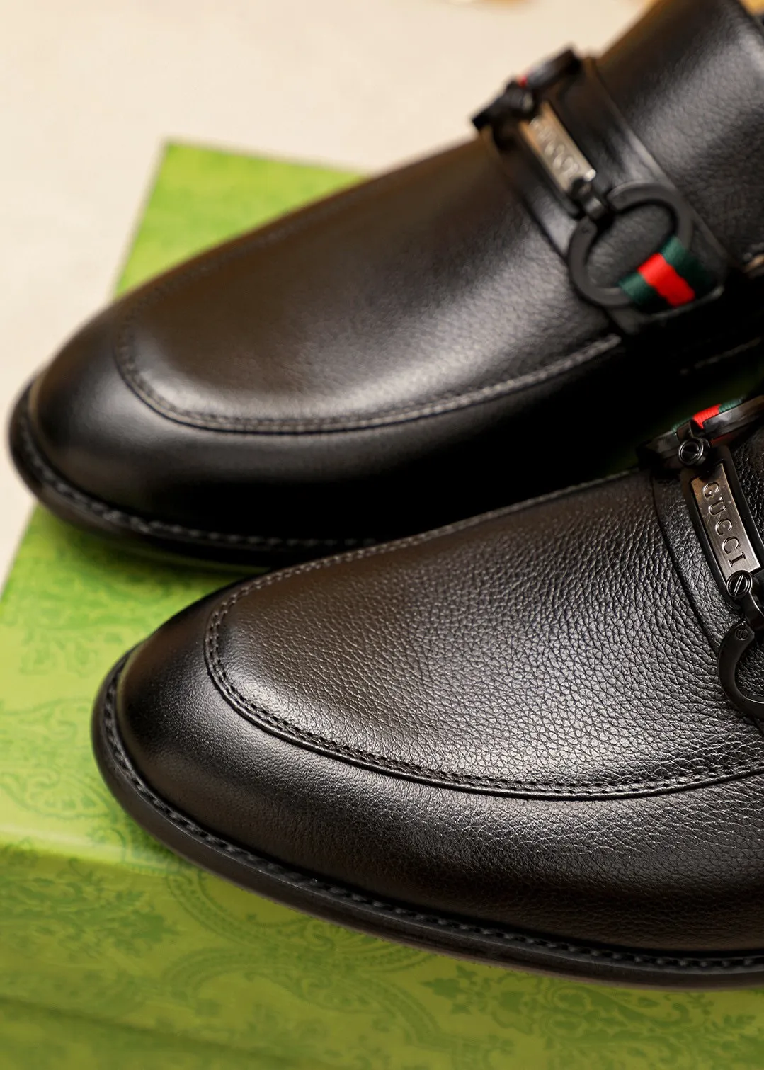 Men's shoes 💰400 💐 Product trademark: GUCCI "Gucci" casual leather shoes Regular size: 39-44 (38.45.46🉑️Customized) Product materials: Selected imported first-layer pebbled cowhide leather upper + original hardware buckle, imported 🐑 sheepskin lining. Strong three-dimensional visual effect, combined outsole Color: 1⃣️color optional